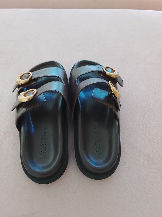 Sandália Tucano Danny da Lopz em tom marrom, vista lateral mostrando detalhes do calçado feminino size 35.
