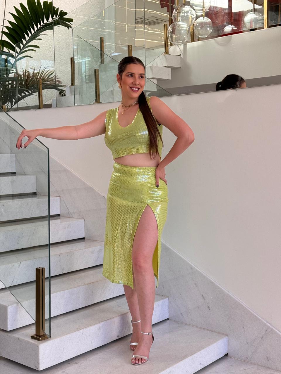 Saia midi verde brilho com fenda, modelo da marca Lopz, detalhes de tecido brilhante e corte elegante.