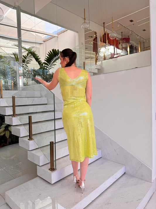 Saia midi verde com brilho e fenda, estilo elegante, da marca Lopz, vista de lado em modelo vestindo a peça