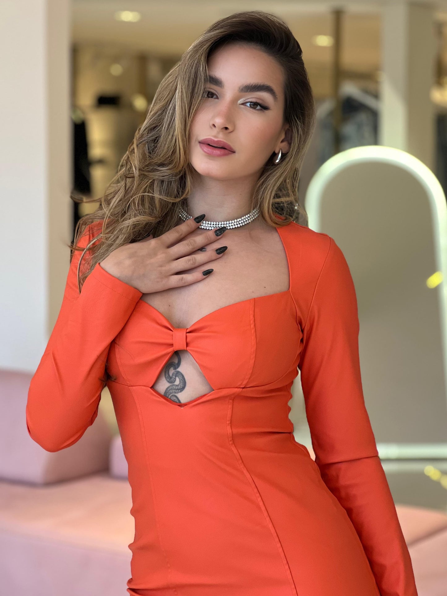 Vestido curto com manga longa da Lopz, em cor laranja, exibindo detalhe de manga longa e design elegante.