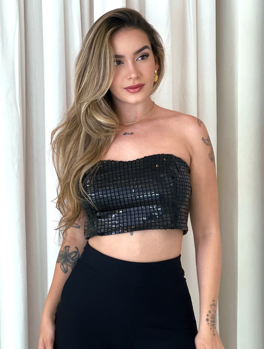 Cropped Disco Lopz preto e rosa, estilo moderno, com detalhes brilhantes, modelo feminino em fundo neutro