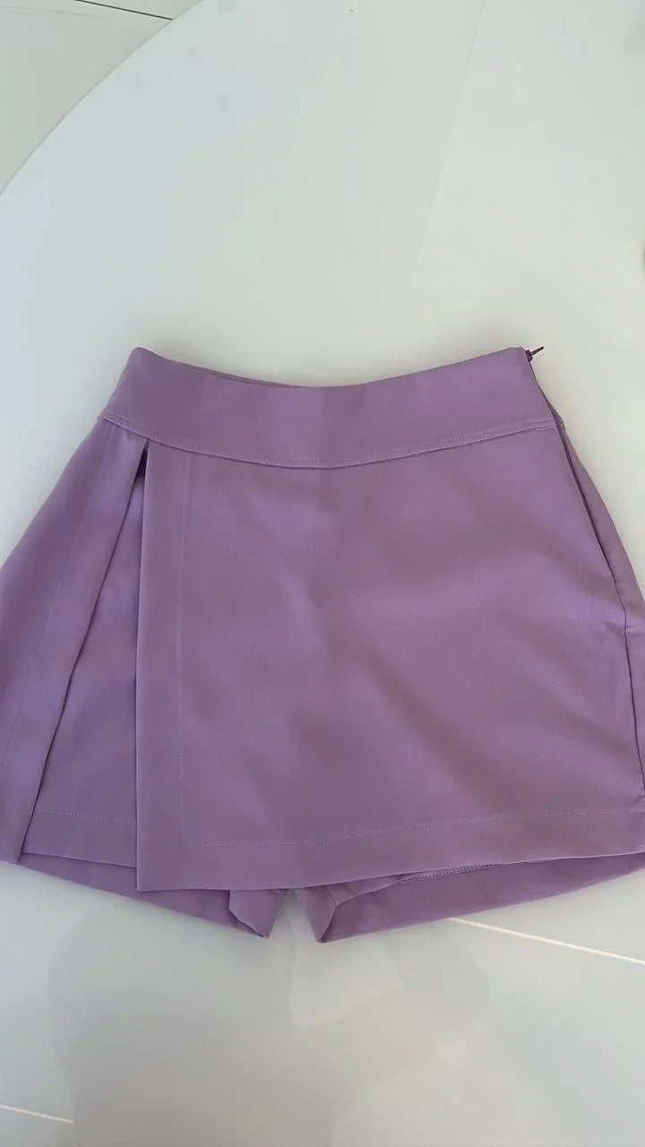 Saia short curta rosa bebê da marca Lopz, modelo de tecido leve e confortável, ideal para looks casuais e modernos.