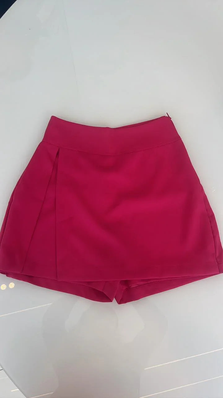 Saia curta rosa bebê da Lopz, modelo estilo short com corte moderno, vista frontal em fundo neutro.