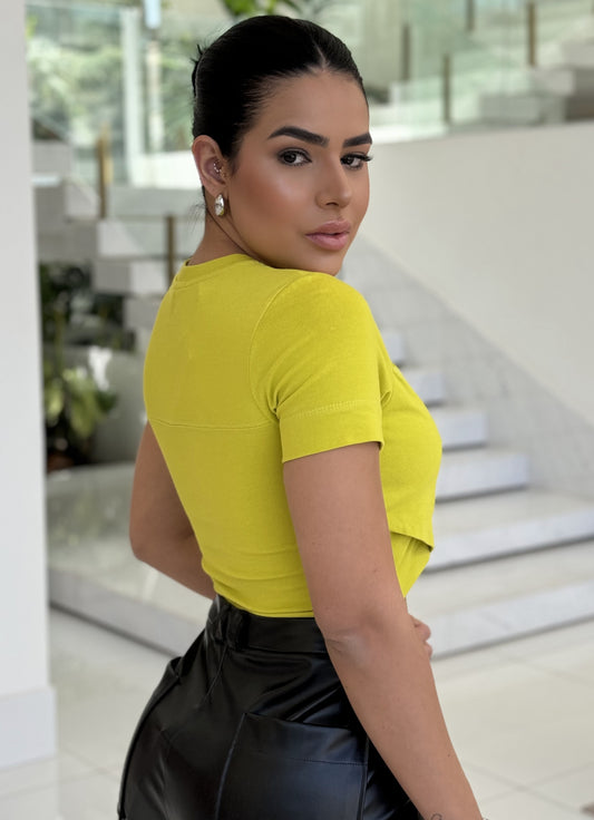 Cropped animal print blouse from Wanessa Lopez Concept, featuring a stylish cut and vibrant colors.