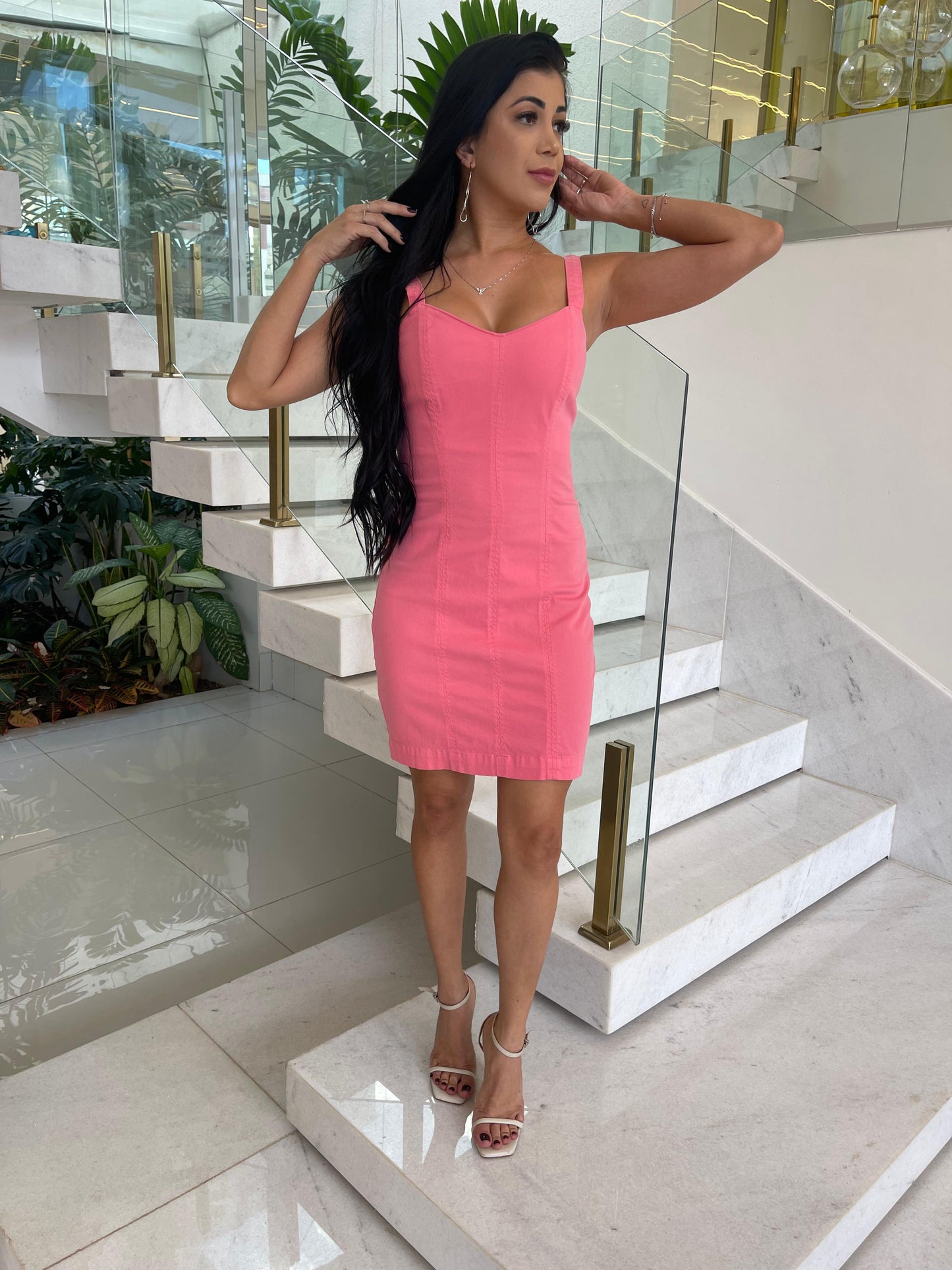 Vestido curto de sarja rosa da marca Lopz, modelo Wanessa Lopez, com detalhes de design moderno e ajustado ao corpo.