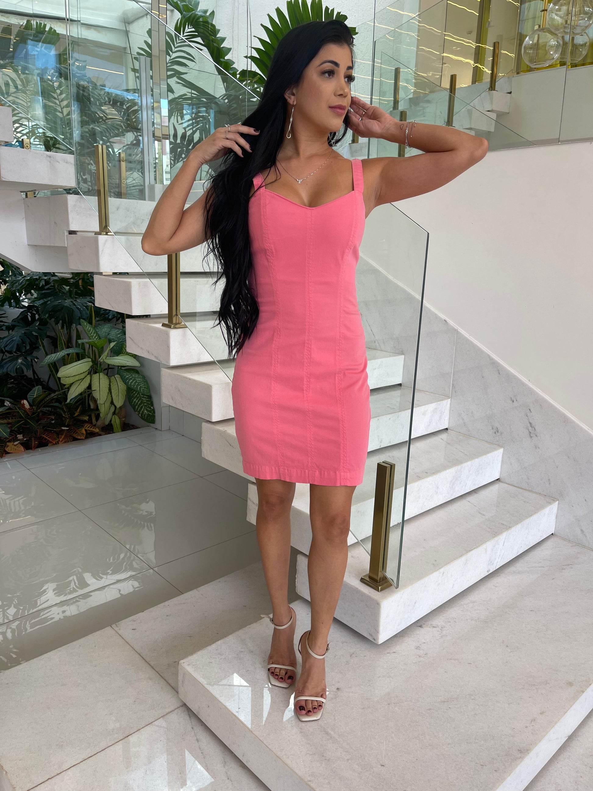 Vestido curto de sarja rosa da marca Lopz, modelo Wanessa Lopez, com detalhes de design moderno e ajustado ao corpo.