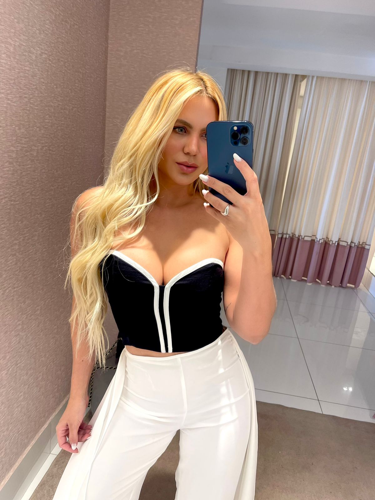 Cropped bicolor top by Wanessa Lopez Concept, featuring a stylish design with contrasting color blocks.