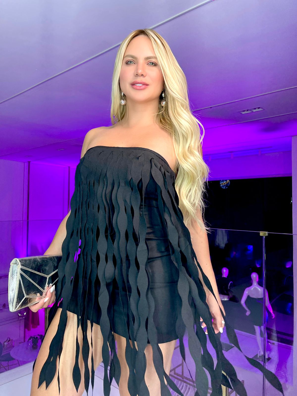 Vestido curto preto com franjas a laser da Lopz, modelo Wanessa Lopez, com detalhes elegantes e estilo moderno.