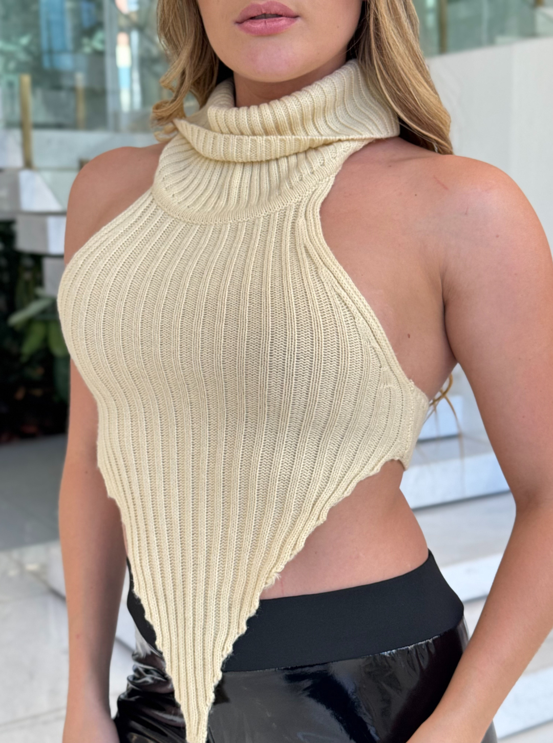 Regata de lã da marca Wanessa Lopez Concept, com design elegante e decote em V, em tom neutro.