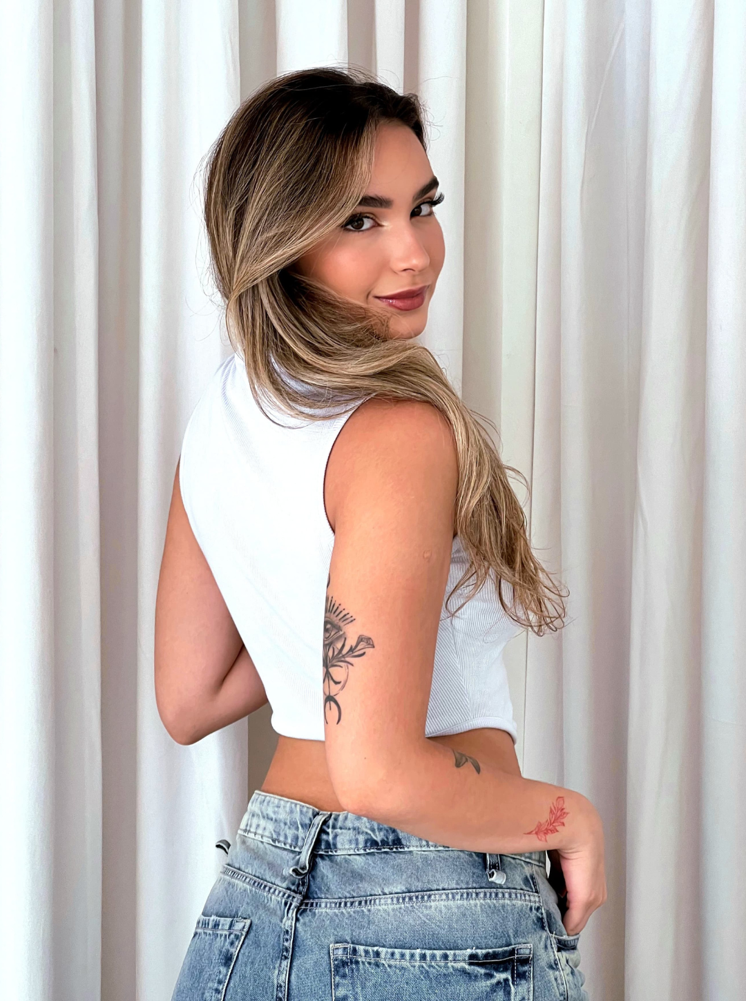 Regata curta Wanessa Lopez Concept em tecido leve, com botões frontais e alças finas, exibindo um design elegante.