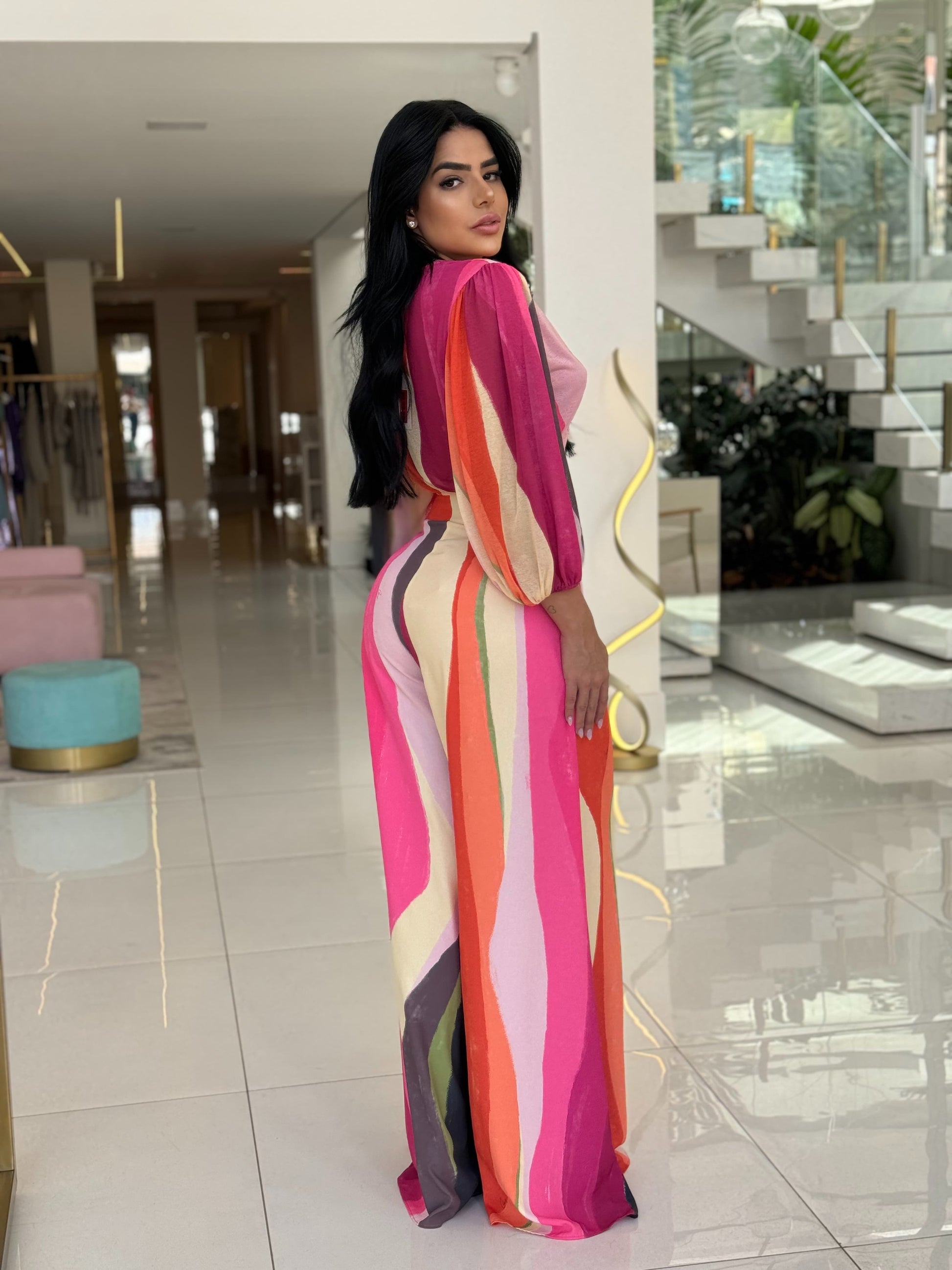 Blusa estampada da Wanessa Lopez Concept com detalhe torcido, em fundo claro, destacando as cores e o design.