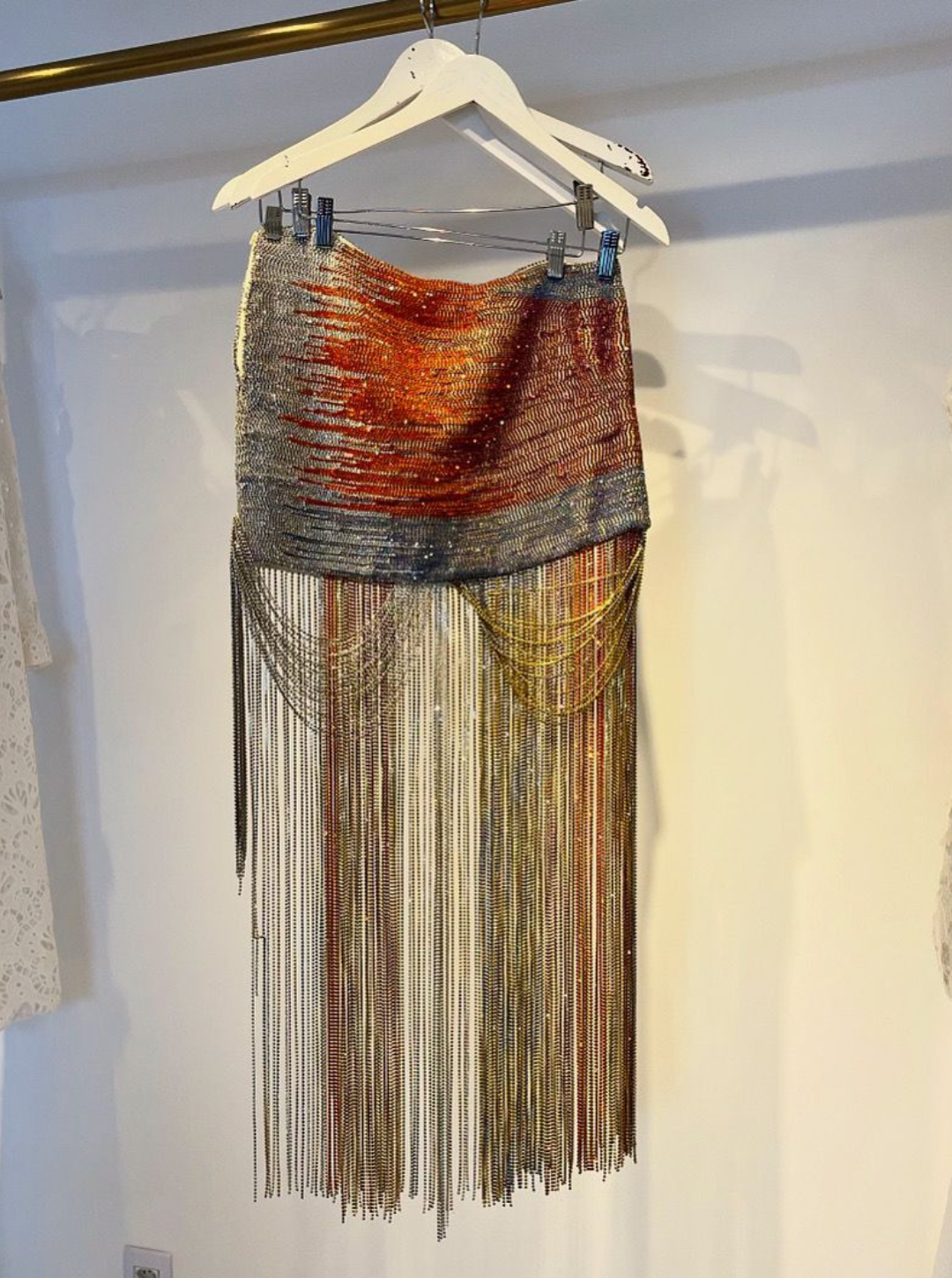 Saia colorida da marca Lopez, estilo espectro, com detalhes vibrantes e acabamento elegante, para looks modernos e estilosos.