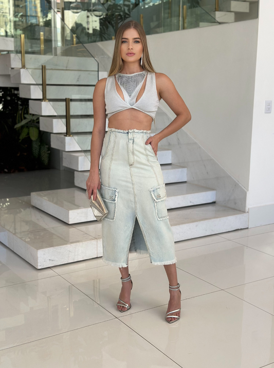 Saia jeans clara da Lopz, modelo feminino, com detalhe de costura e comprimento médio, vista de lado sobre fundo neutro.