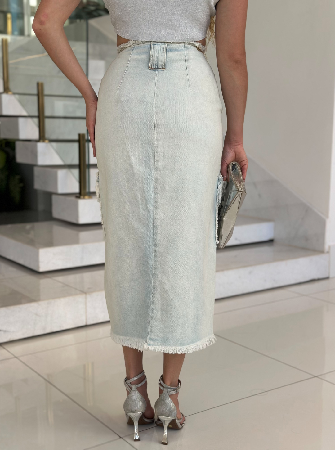 Saia jeans clara da marca Lopz, modelo feminino de corte reto, exibida em tom claro e tecido jeans.