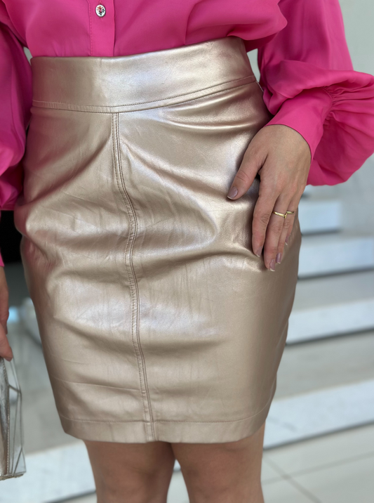 Saia de couro dourado Lopz, modelo feminino, com acabamento brilhante, vista frontal.