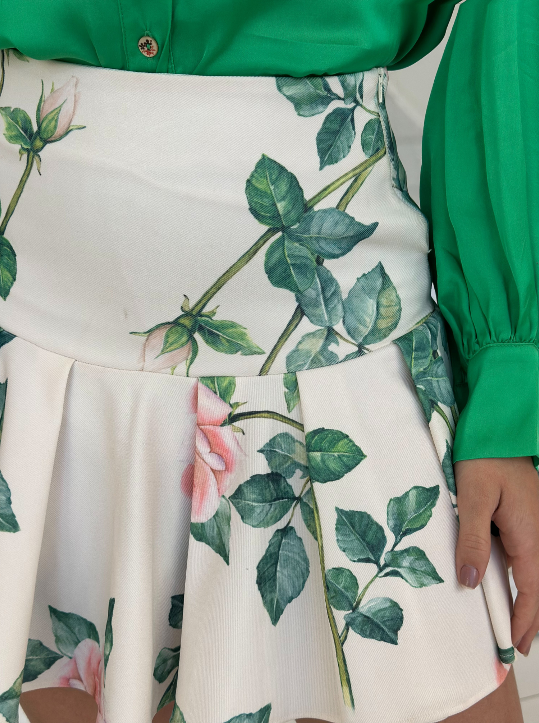 Saia branca com estampa floral da marca Lopz, vista de lado, detalhe de tecido leve e elegante.