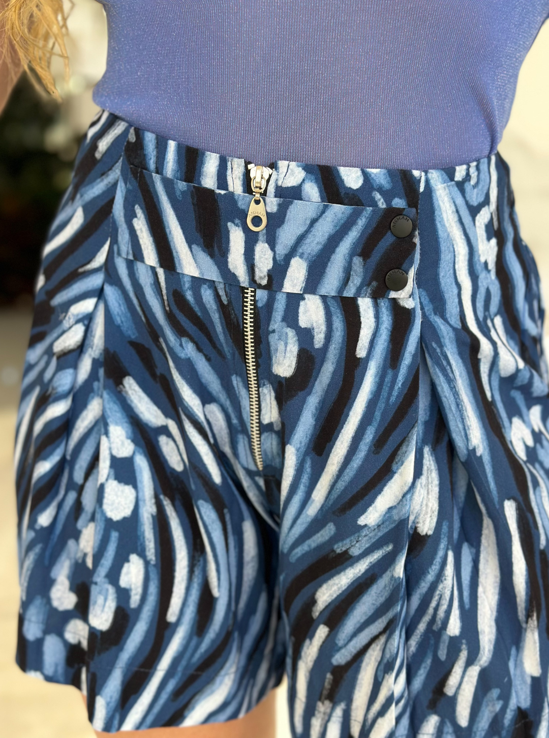 Short azul e preto da marca Wanessa Lopez Concept, com design moderno e tecido leve, exibido em um fundo neutro.