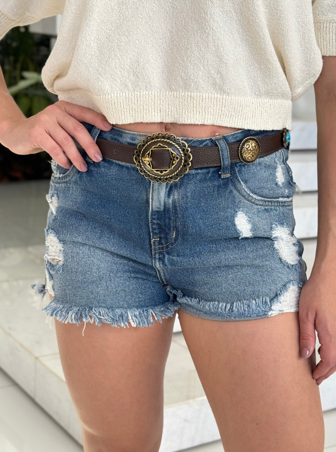 Short jeans Costa da Lopz, modelo feminino, exibindo o estilo casual com lavagem clara e acabamento confortável.