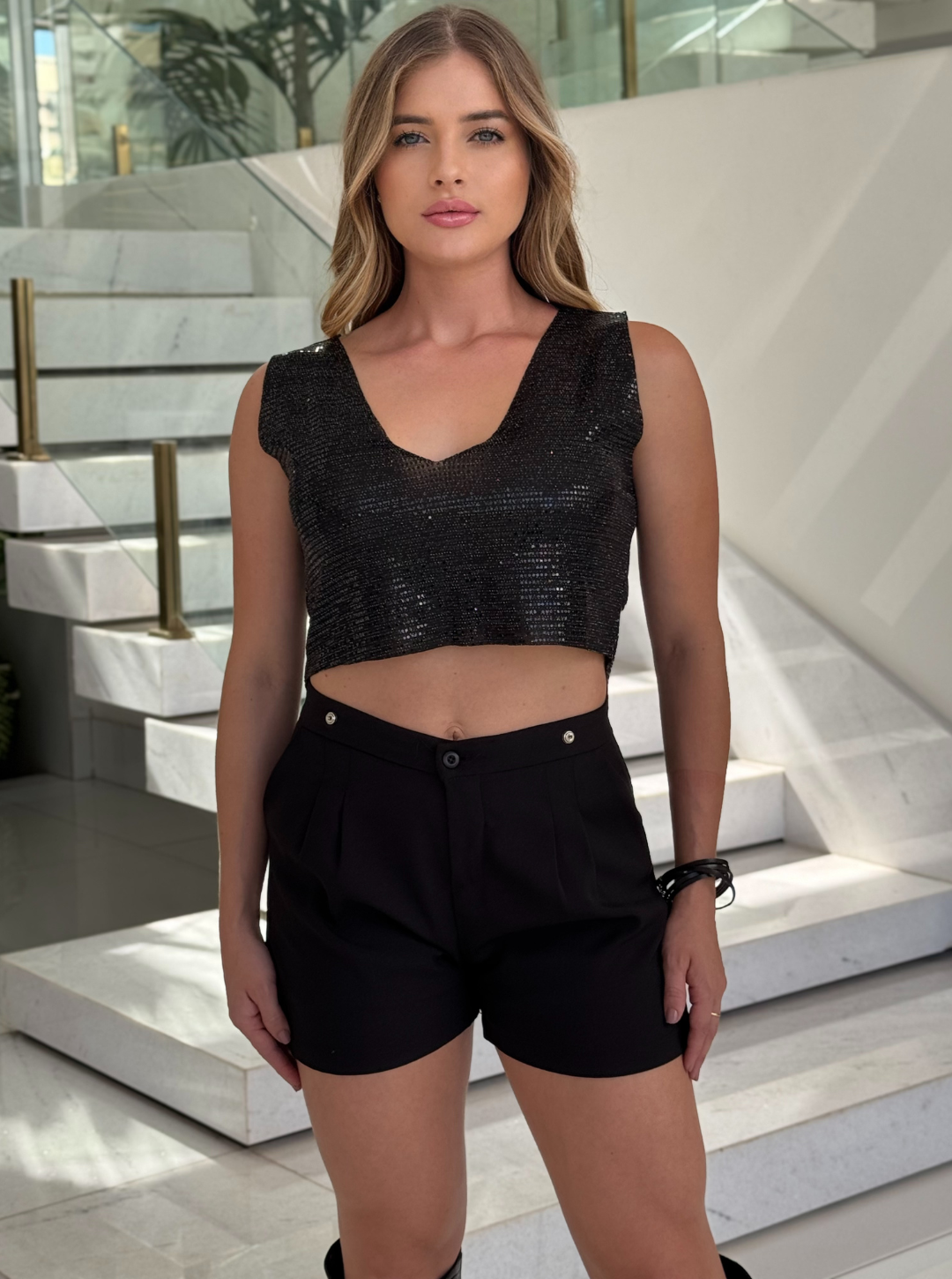 Short alaranjado de alfaiataria da marca Lopz, modelo Alanes, com corte elegante e tecido ajustado, usado por Wanessa Lopez.