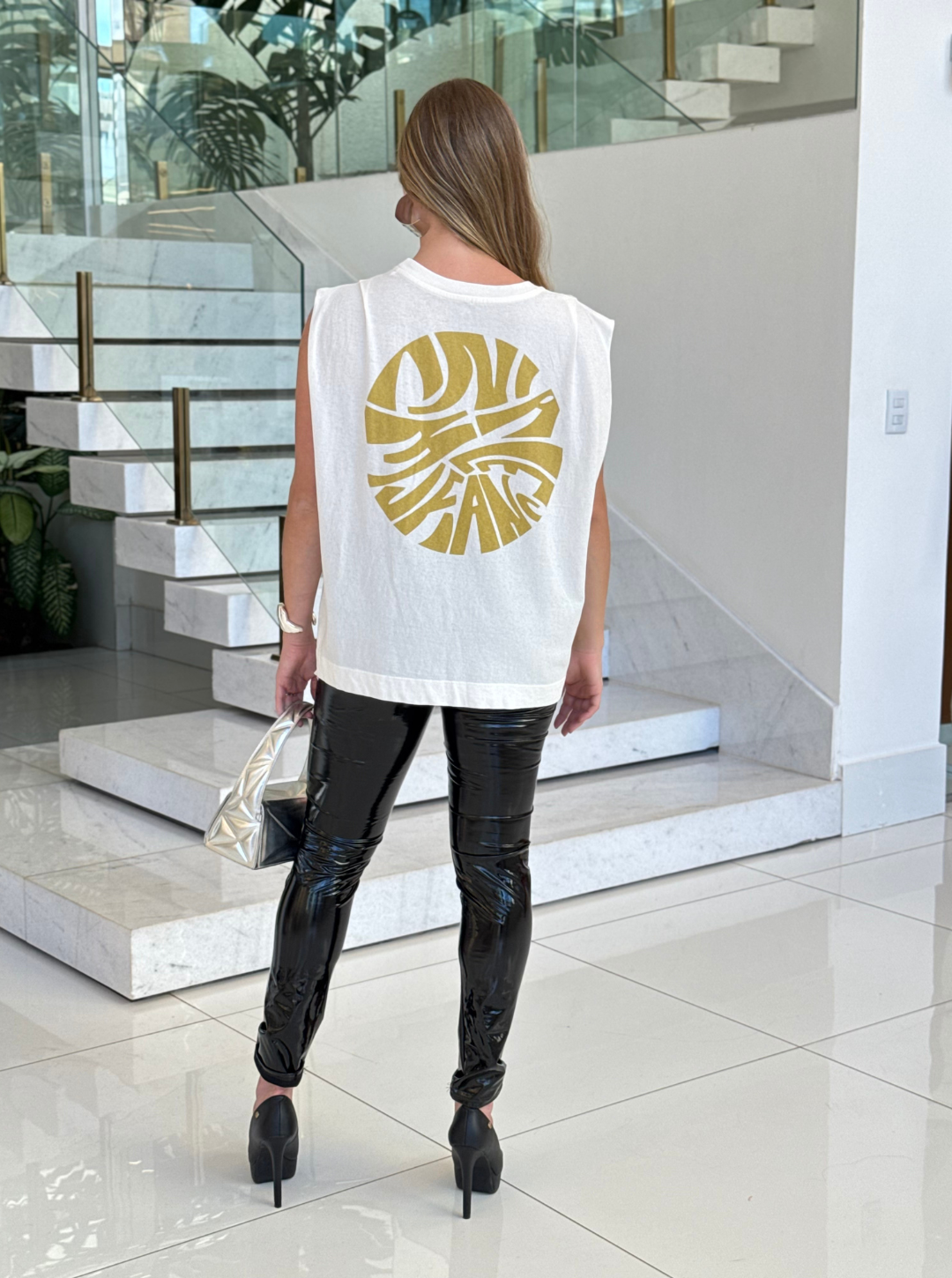 Camiseta branca Lopz com estampa de onça rosa, modelo casual, vista frontal com detalhes da estampa de animal print.