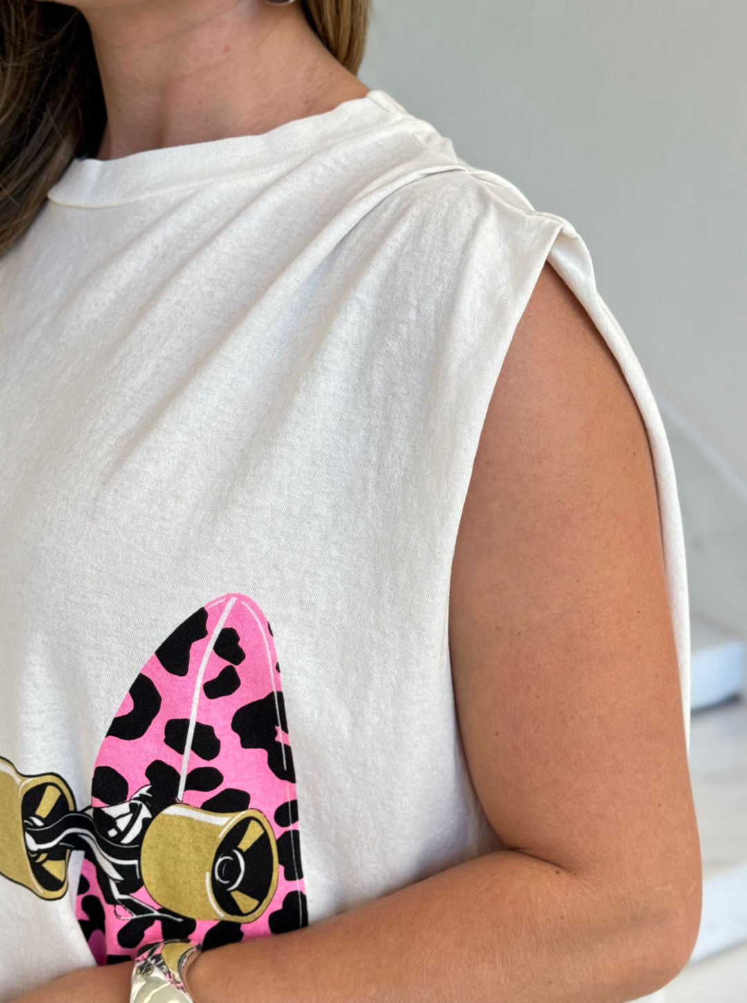 Camisa T-Shirt Lopz com estampa de onça rosa e fundo branco, modelo casual e confortável.
