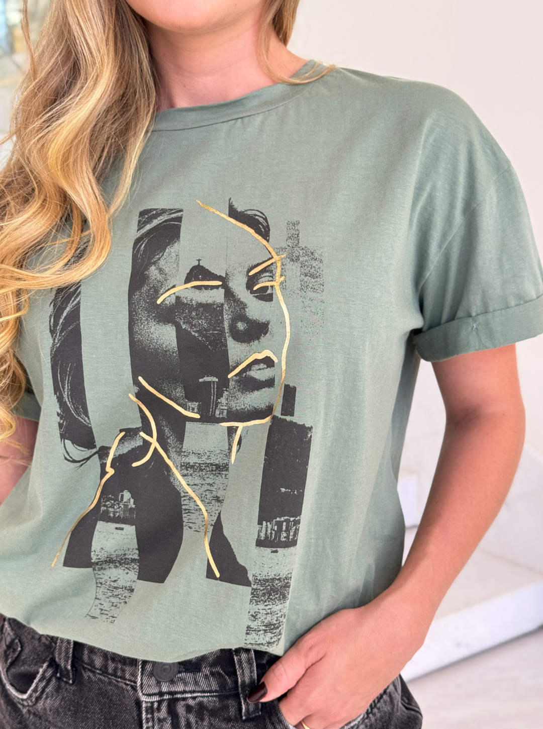 Camiseta feminina Flora da Lopz, de cor verde militar, com estampa de flores, vista frontal sobre fundo branco.