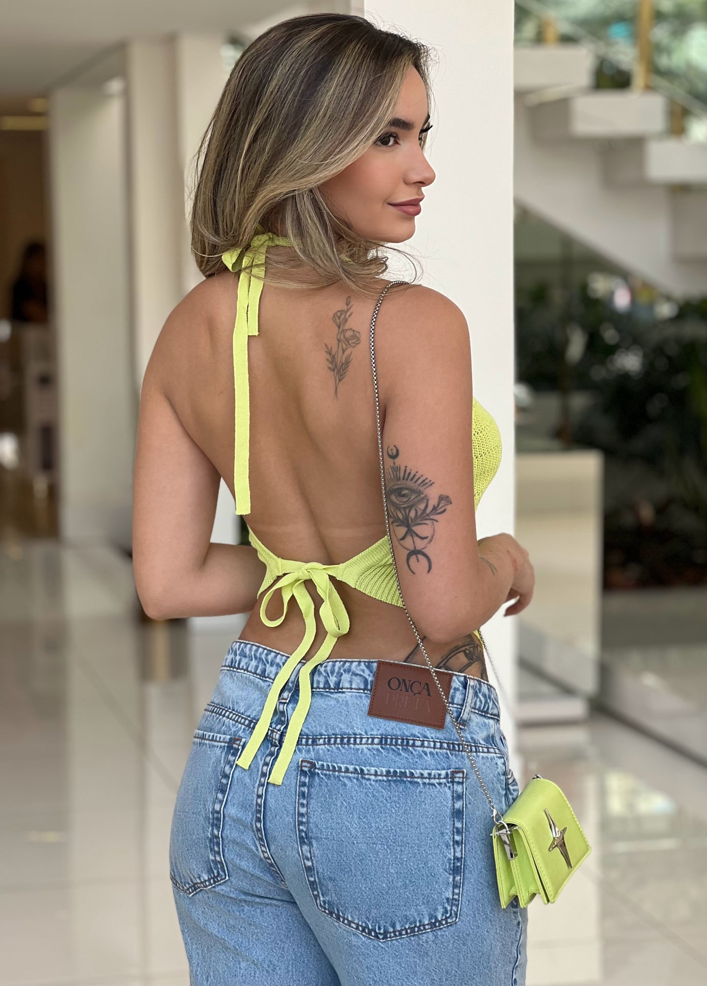 Blusa de tricot frente única na cor bege, da marca Wanessa Lopez Concept, com detalhes de textura e design elegante.
