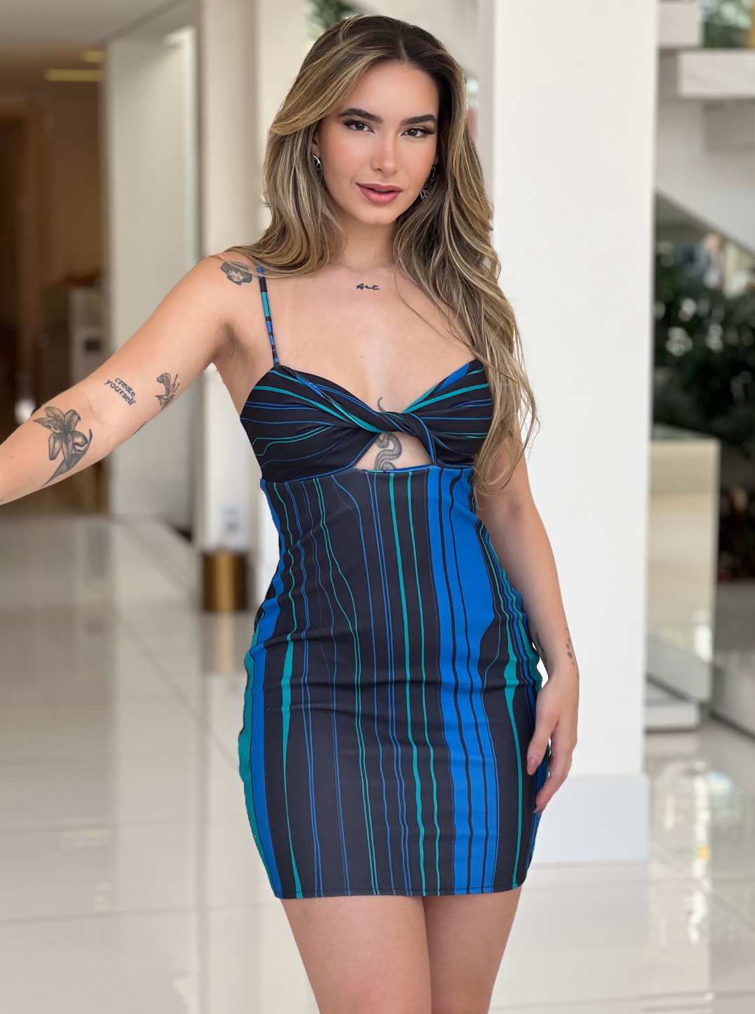 Vestido Color Zunik da Lopz, vestido feminino rosa com detalhes elegantes, modelo da coleção Wanessa Lopez.