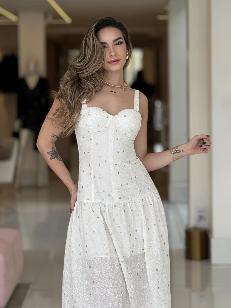 Vestido longo laise bordada Lopz com detalhes florais, tecido delicado e elegante, ideal para ocasiões especiais.