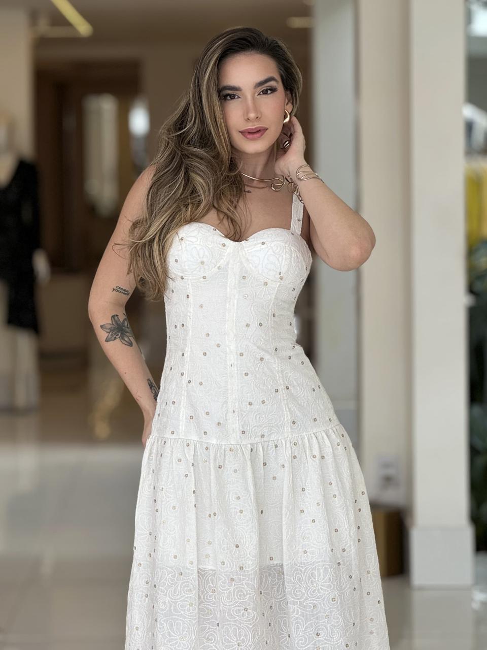 Vestido longo laise bordada Lopz com estampa floral, detalhes delicados e toque elegante, perfeito para ocasiões especiais.