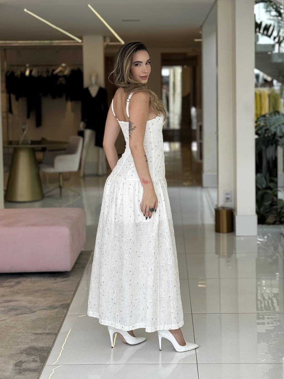 Vestido longo laise bordada da marca Lopz, com detalhes florais, ideal para ocasiões elegantes e sofisticadas.