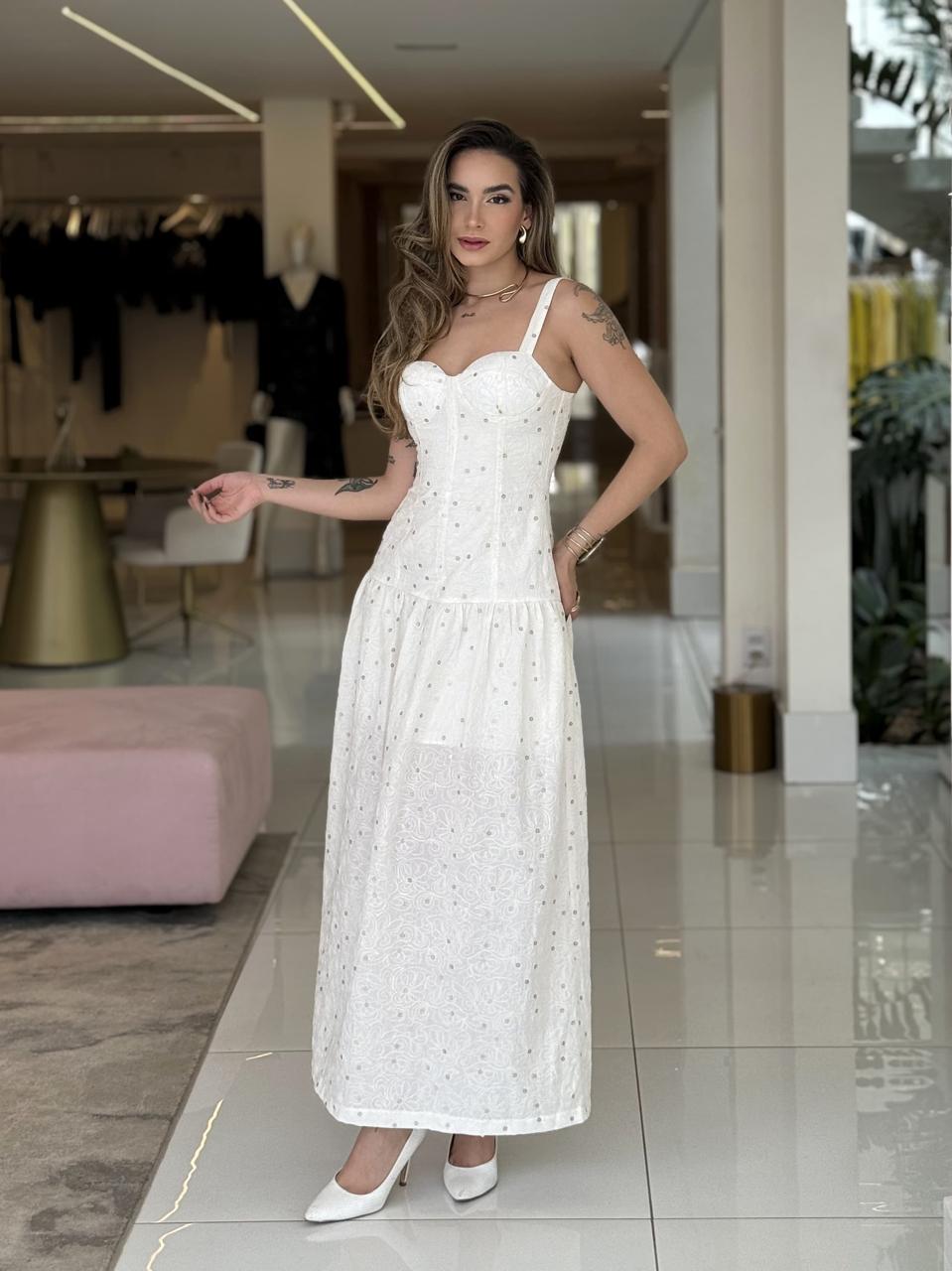 Vestido longo laise bordada Lopz, com detalhes florais e acabamento delicado, ideal para ocasiões especiais.