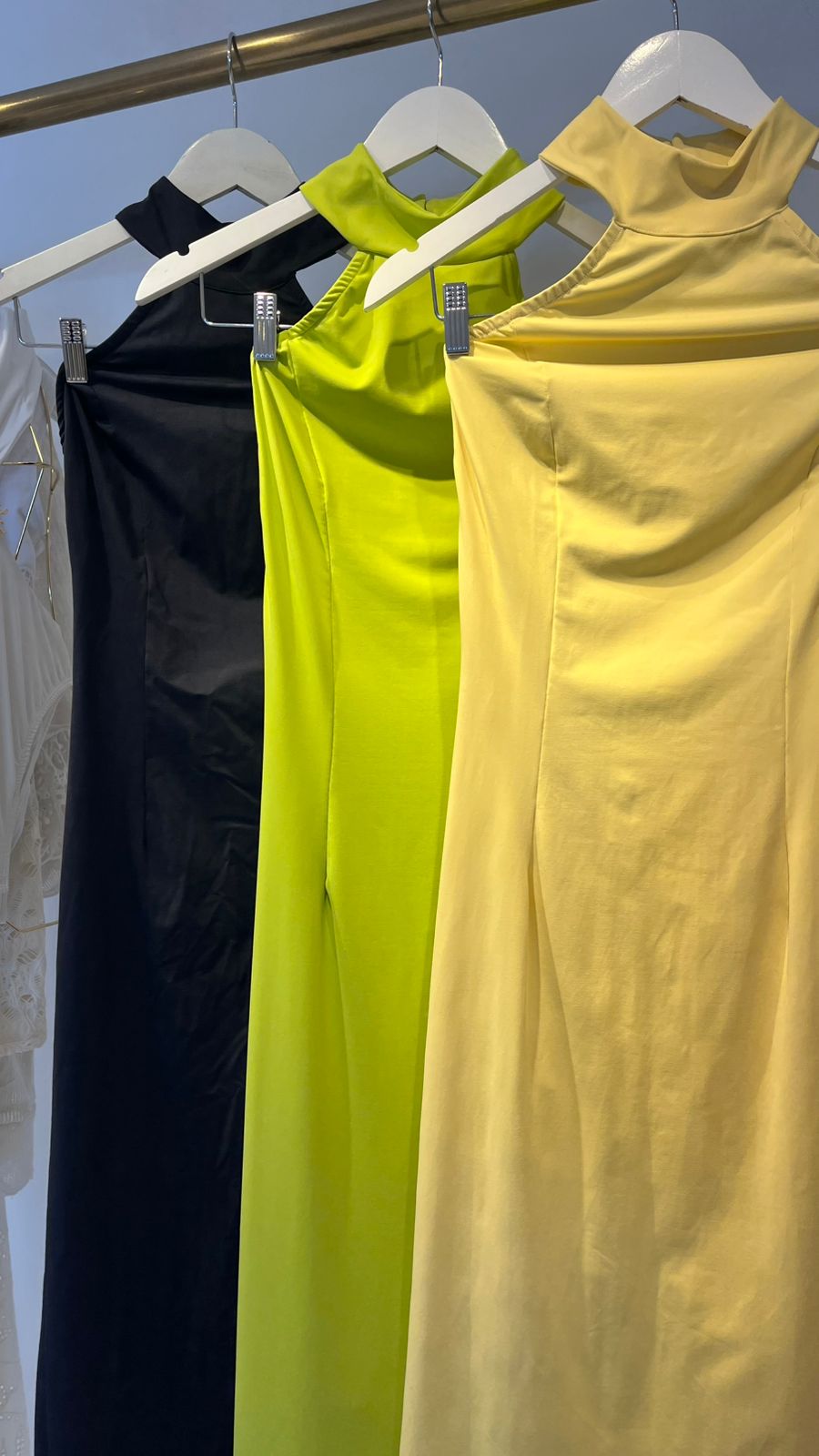 Vestido de jersey amarelo manteiga da Lopz, com detalhe que realça o bumbum, modelo feminino em close.