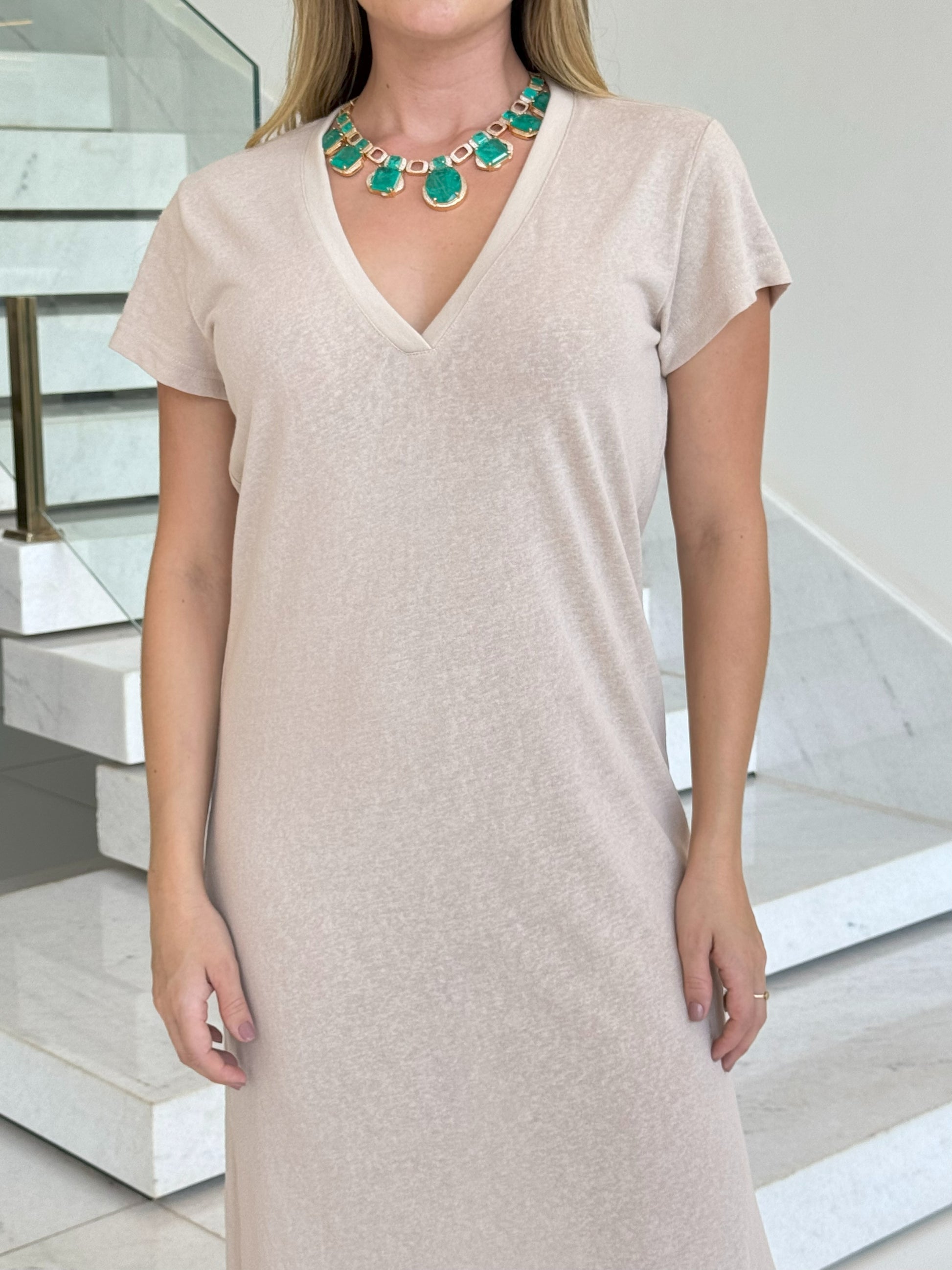 Vestido de malha bege Fernanda Animale, estilo casual, com detalhes suaves, da marca Lopz, usado por uma modelo.