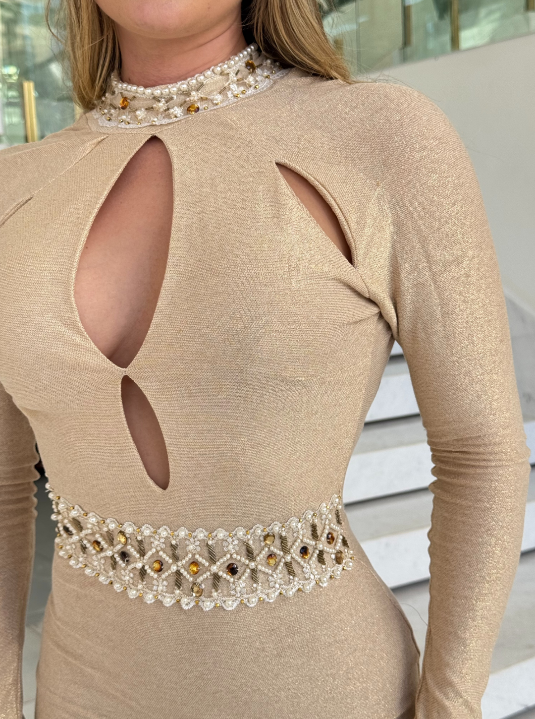 Vestido nude da Lopz com detalhe de choker, vestido feminino com estilo elegante e moderno, em tom bege suave.