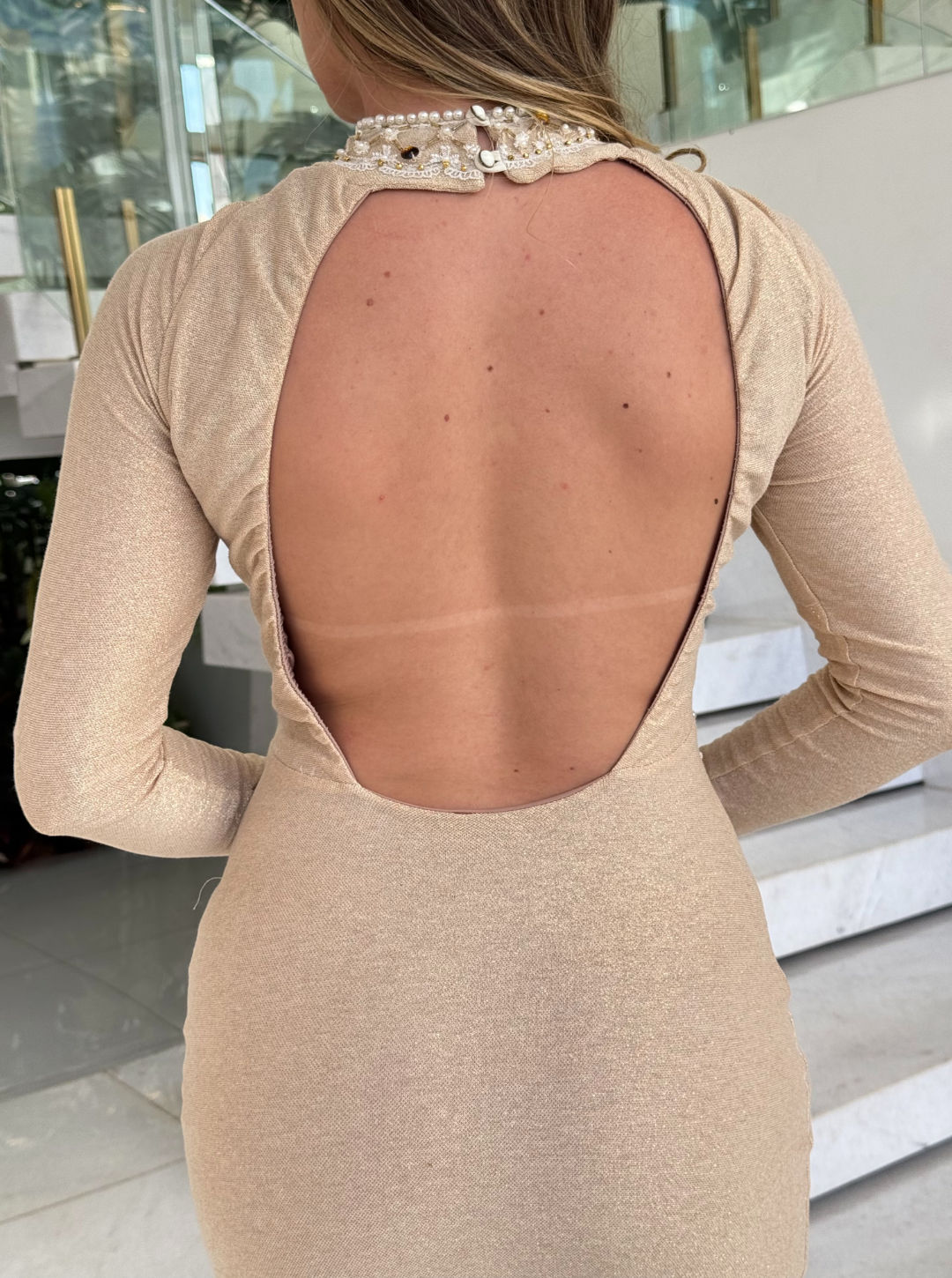 Vestido nude da Lopz com detalhe de chokers, modelo elegante e confortável, usado na imagem por Wanessa Lopez.