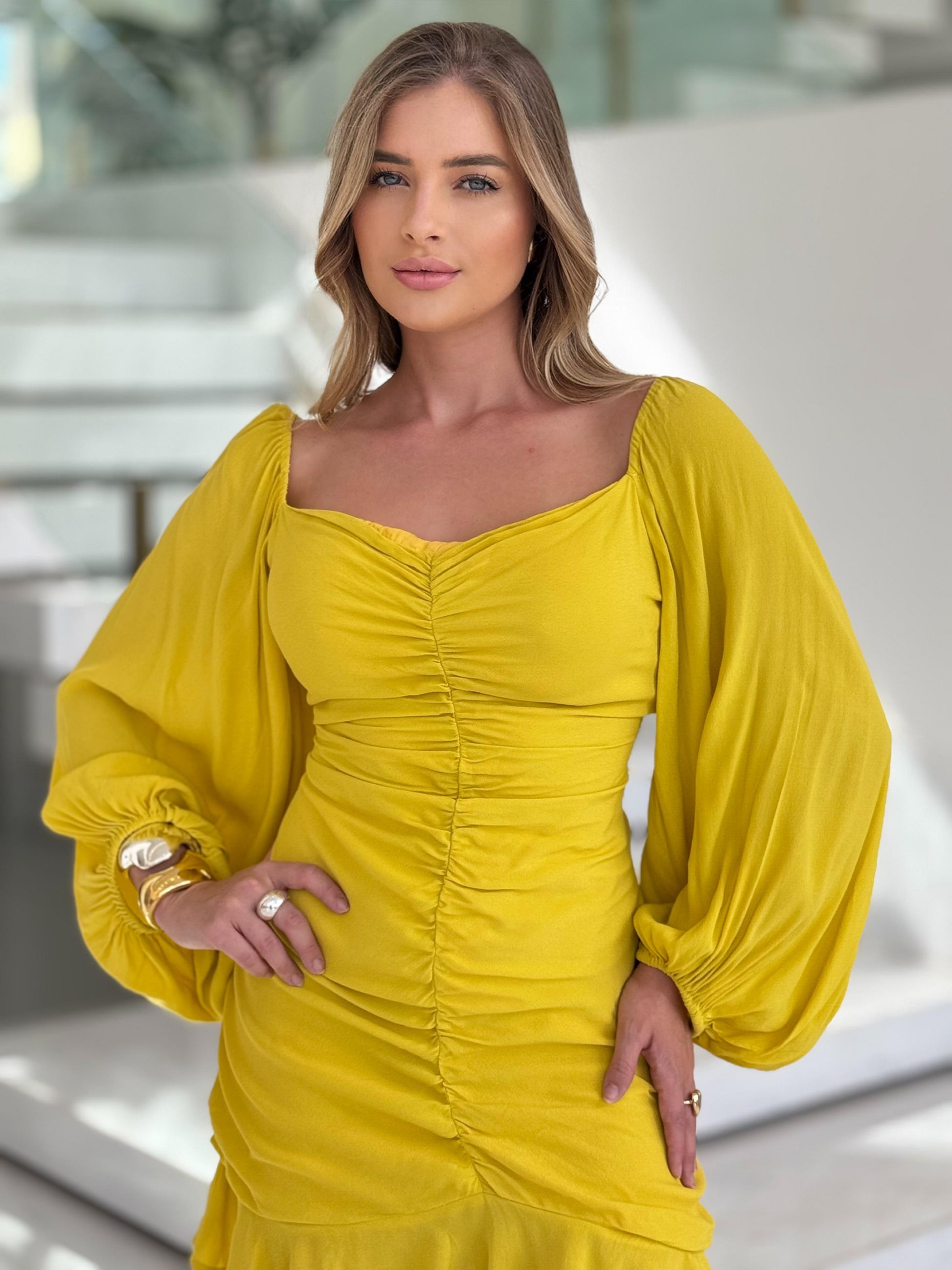 Vestido drapeado amarelo da FARM, estilo casual, com detalhes elegantes, da marca Lopz, usado por Wanessa Lopez.
