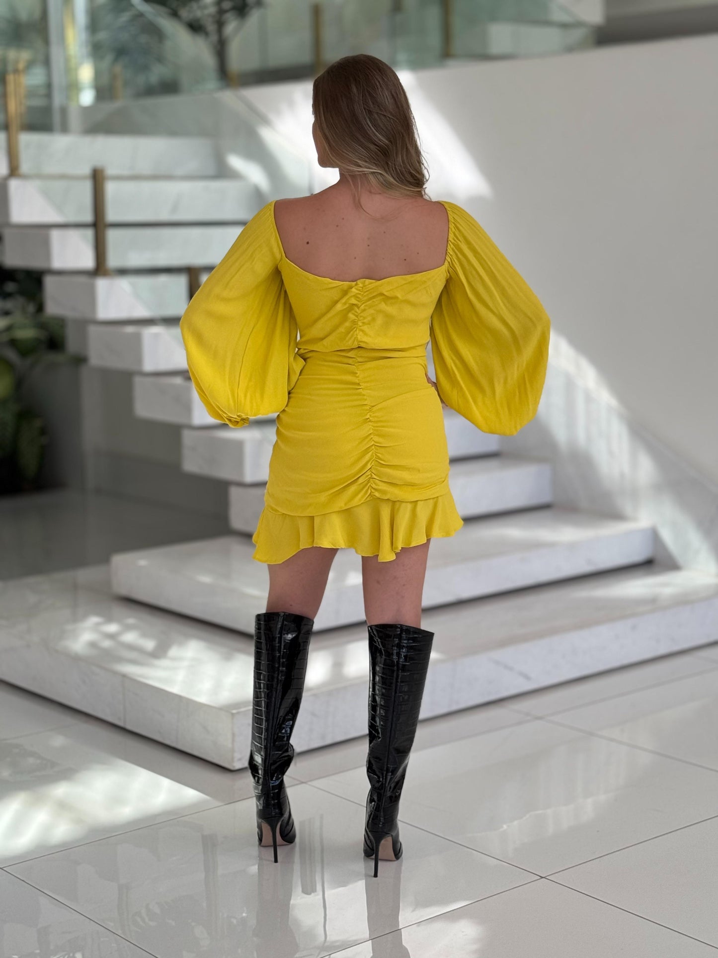 Vestido drapeado amarelo da FARM, modelo Lopz, com detalhes elegantes e tecido fluido, usado por Wanessa Lopez.
