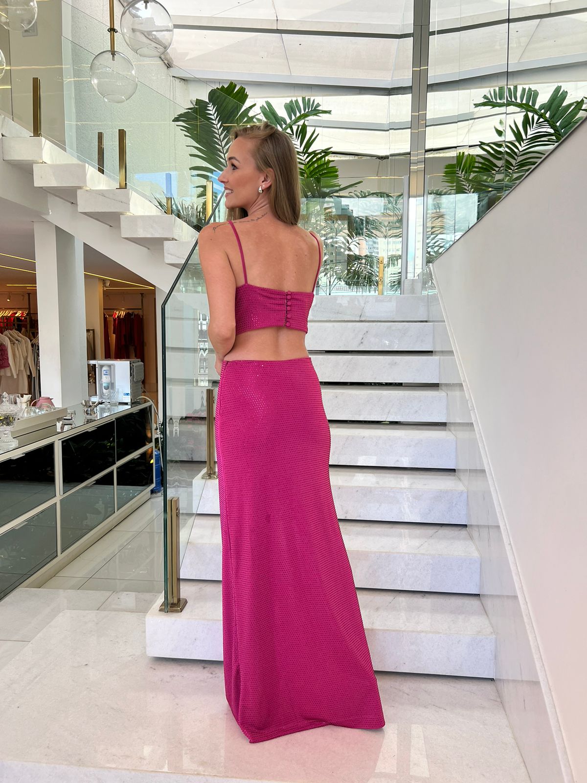 Vestido midi rosa da Lopz com termocolante, modelo longo, mostrado na imagem em tom vibrante e tecido confortável.