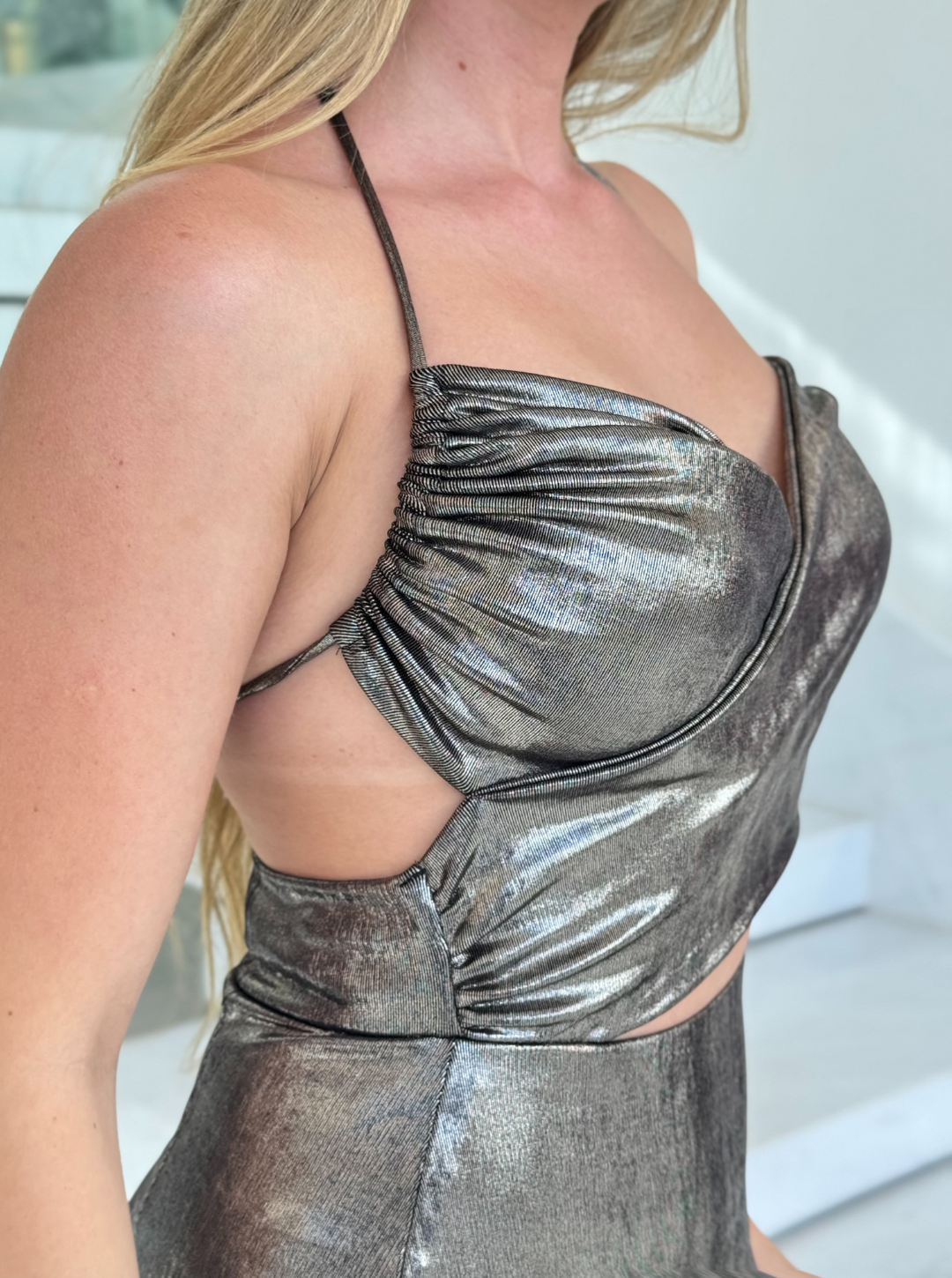 Vestido Lopz Galax Dora prateado com detalhes brilhantes, modelo longo e elegante, usado por Wanessa Lopez.
