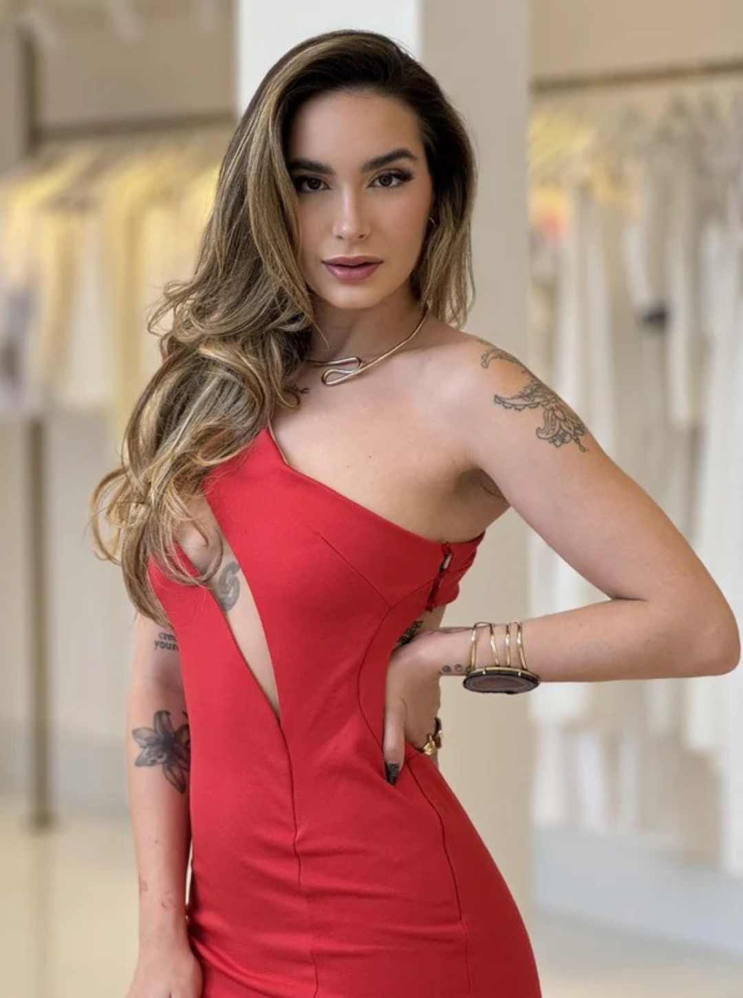 Elegant Wanessa Lopez Concept vestido in a flowing design, showcasing a beautiful fabric and refined details.