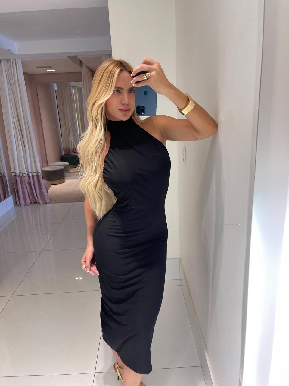 Vestido Nômade Vazz da Lopz, vestido preto com detalhes elegantes, usado por Wanessa Lopez em uma sessão de fotos.