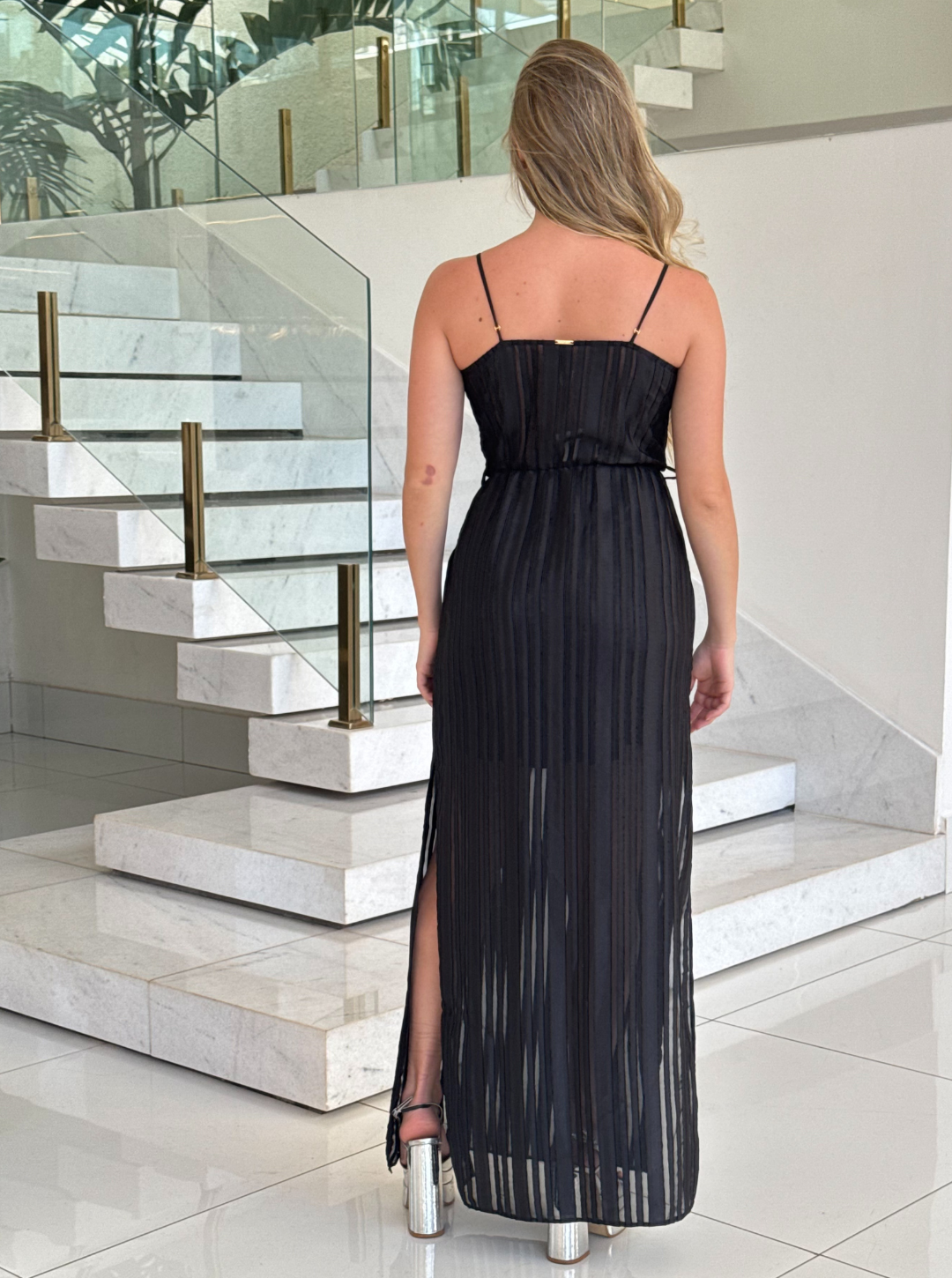 Vestido preto Lopz Luandra com corte elegante, tecido fluido e detalhes sofisticados, ideal para ocasiões especiais.