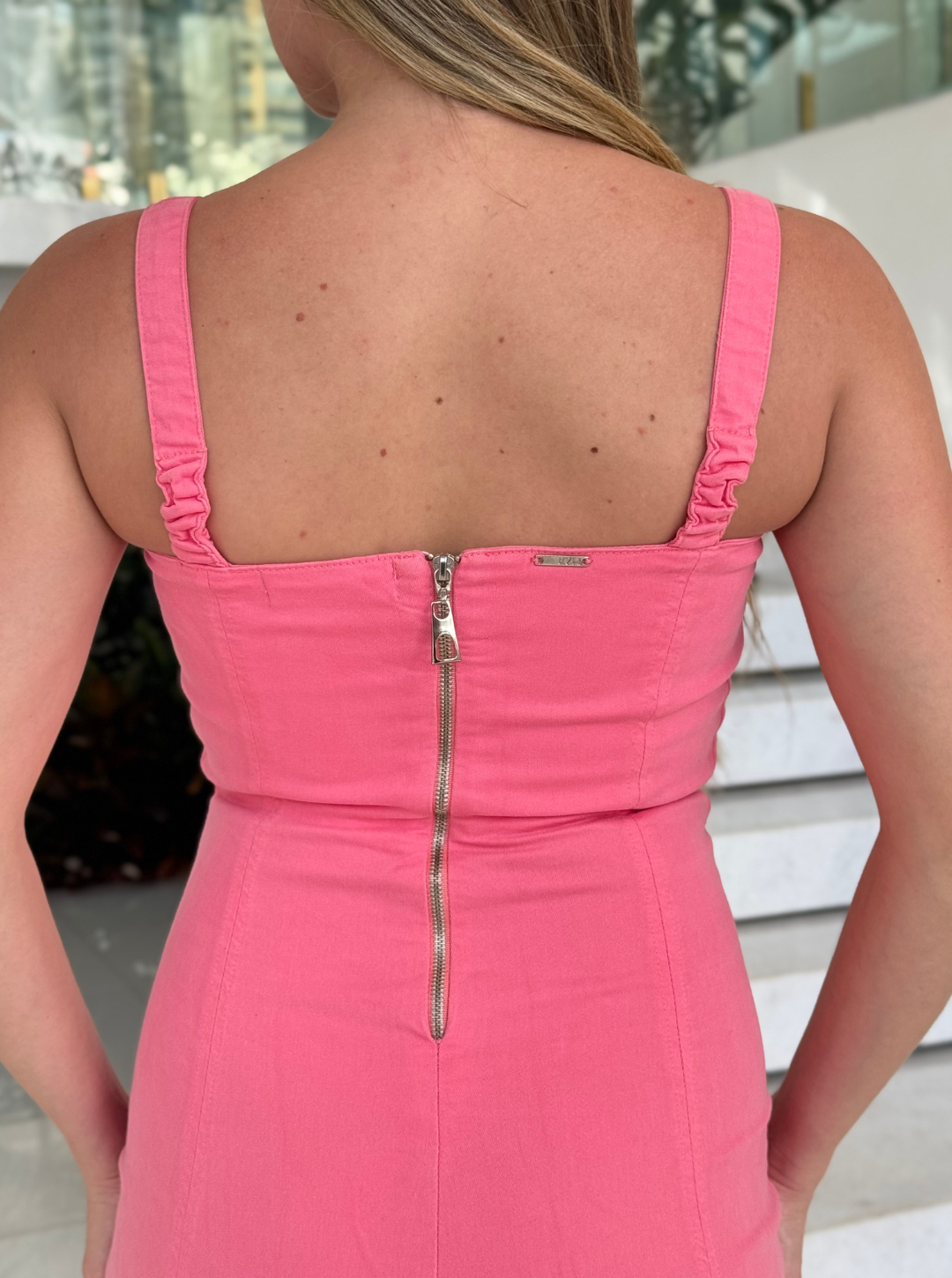 Vestido de sarja rosa Lopz Paloma, estilo casual, com detalhes no tecido, usado por Wanessa Lopez.